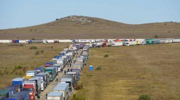 Водители жалуются на бардак с переправой и сухопутным коридором в Крым