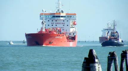 Рано радовался ЕС: танкер-газовоз теневого флота РФ вызывающе проплыл мимо Европы