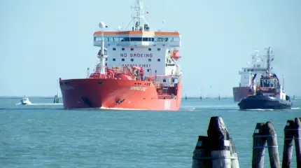 Рано радовался ЕС: танкер-газовоз теневого флота РФ вызывающе проплыл мимо Европы