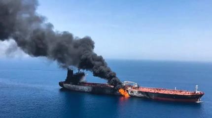 Супертанкер с нефтью для Китая зацепил санкционное судно: второе горит