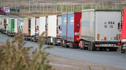 Коллапс прорвали: таможня вывела часть фур из пробок на границе Казахстана