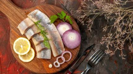 Сельдь стала «золотой»: ФАС заинтересовали цены на народную рыбу