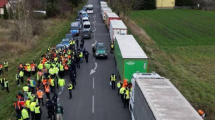 Европейские соседи перекрывают границы с Украиной, не желая разоряться