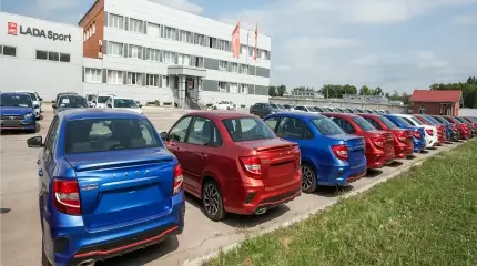 Lada продолжает давить на газ: автомобили бренда снова в лидерах в РФ