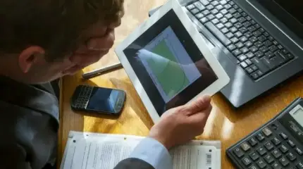 Фирмы закрывают, со складов съезжают. Людей переводят на полставки