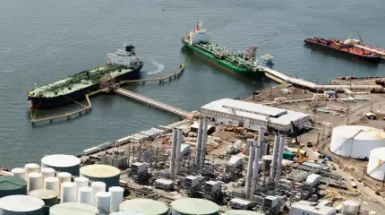 Миссия выполнена: газовоз-первенец РФ пробился сквозь льды с запретным грузом