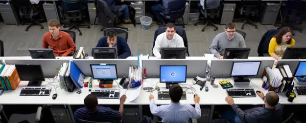 Компании начали массово выживать россиян с рабочих мест