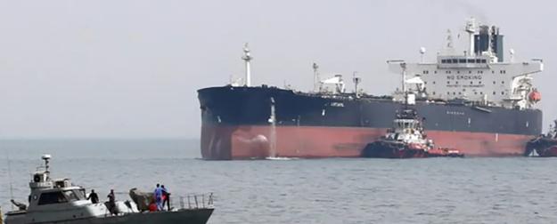 Танкеру с российской нефтью ищут причину: захват надо оправдать
