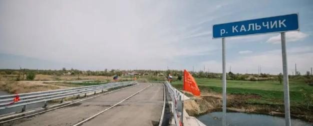 Новая Россия строит дороги, выращивает огурцы и готовится к посевной