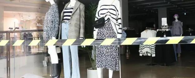 Старые вешалки: почему фэшн-ритейл массово уходит из торговых центров
