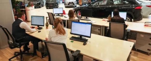 Автосалоны, теряя продажи, пошли в атаку на интернет Автосалоны, теряя продажи, пошли в атаку на интернет