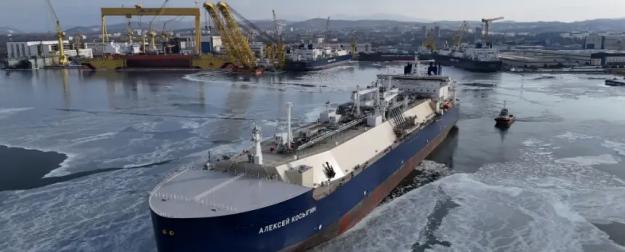 Российский танкер-первенец по СМП добрался до места своей работы