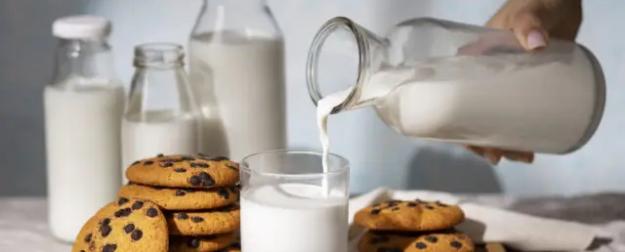 Молочный парадокс: склады забиты, фермы закрываются, а цены растут