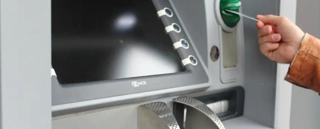 Успеть снять деньги: в России исчезают банкоматы
