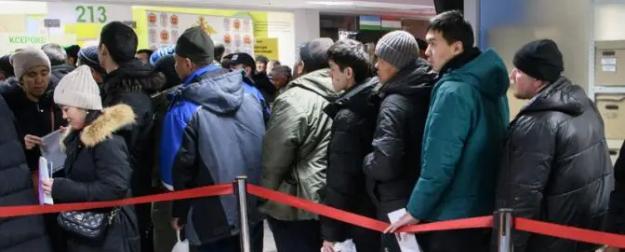 Назад — за свой счет: Мигранты оказались действительно «ценными кадрами»