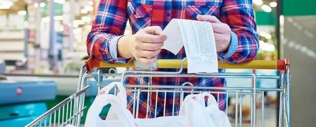 В магазинах стали отказывать в покупке продуктов на кассе: как это работает