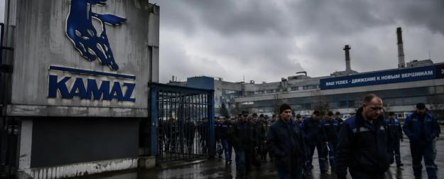 «Работяг выбрасывают за ворота»: «КамАЗ» начал жесткое сокращение персонала