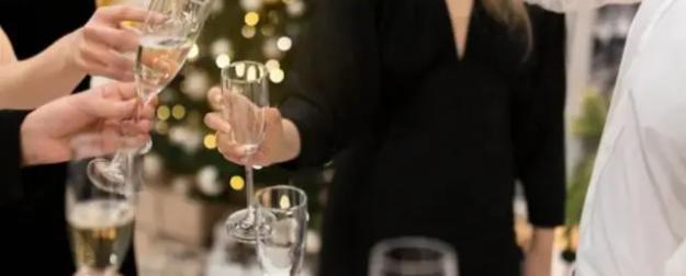 Долой корпоративы: в России предложили запретить праздники на работе