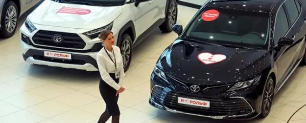 Автосалоны надеются на Новый год, покупатели — на скидки. Склады забиты