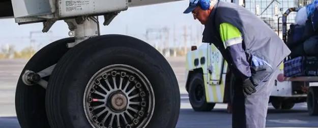 Лайнеры российских авиакомпаний терпят аварии самым неожиданным образом