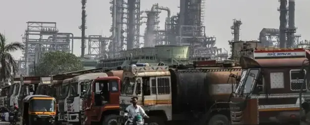 США разрешили, но с условием: Индии позволили покупать нефть из России