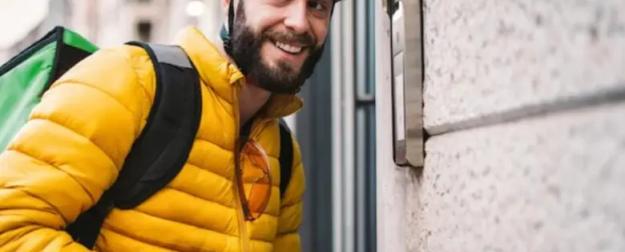 Новая элита рынка труда: в России назвали уровень зарплат курьеров