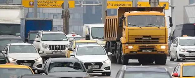 Машинная дойка: Автомобилисты — любимая властями статья пополнения бюджета