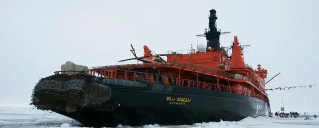 Не дошел до терминала: два атомных ледокола России не помогли СПГ-танкеру на СМП