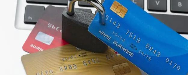 Даже между своими счетами: россиянам массово блокируют денежные переводы