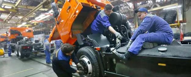 Тягачи не тянут, самосвалы встали, грузовики не покупают. А что и куда вози