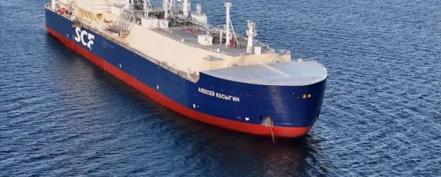 Первый газовоз РФ пробует Севморпуть: и с ледоколом не все идет гладко