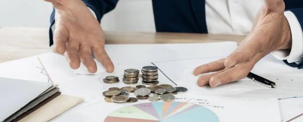 Россияне рекордно забирают валюту из банков