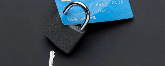 Как защититься от блокировки банковской карты в России