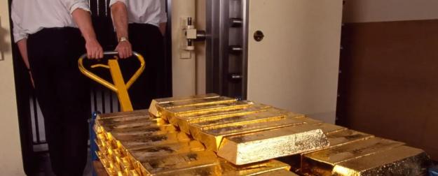 Россия начала продавать золото десятками тонн: в чем причины