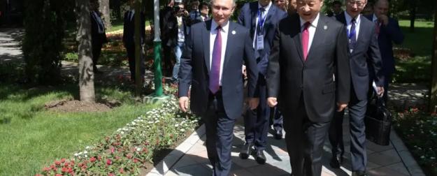 Си улыбается Путину, но российские платежи заблокированы в Китае