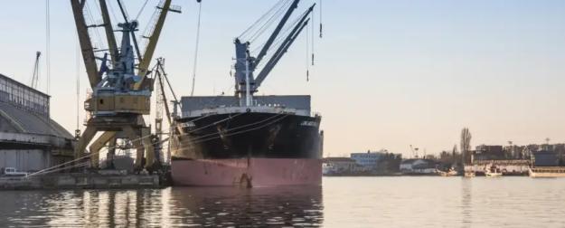 Десятки ударов и 39 поврежденных судов: хроника уничтожения портов Украины