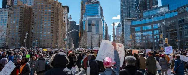 Жители Нью-Йорка не успевают уехать, ожидая еврейских погромов