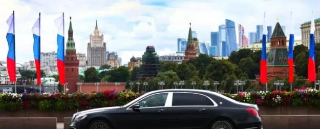 «Россия богатеет ударными темпами»: Население пашет в поте лица