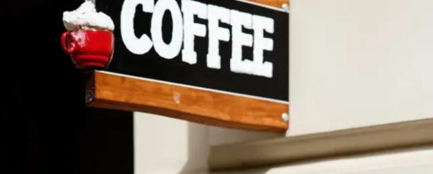 С марта будет понятно: бизнес судорожно переводит баннеры на русский