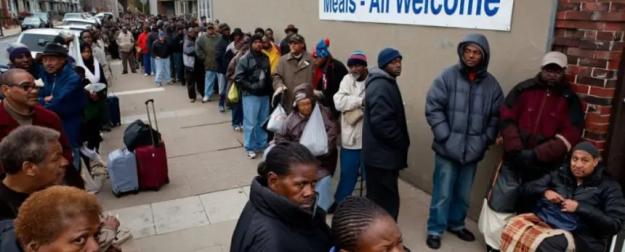 В Америке миллионы голодающих стоят в очередях за бесплатной едой