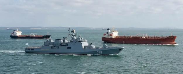 Пиратам из ЕС показали кукиш: российские танкеры взяли под военную охрану
