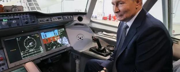 «Хотелось бы быстрее»: Путин примерил кресло пилота «Суперджета»