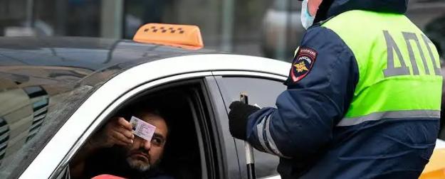 Жёсткий удар по мигрантам: Петербург ограничит работу в доставке и такси