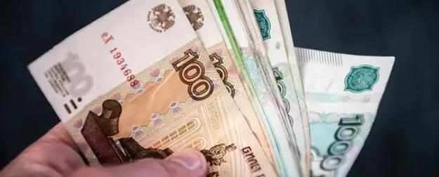 Россия — страна миллионеров. Но получающих ниже МРОТ всё больше