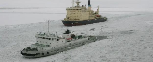 Российские ледоколы спасли немецкий терминал СПГ Мукран от ледяного плена