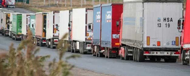 Коллапс прорвали: таможня вывела часть фур из пробок на границе Казахстана