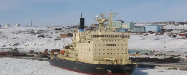 Россия впервые вывела все 8 атомных ледоколов, чтобы вскрыть Арктику