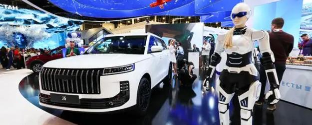 «Разогревочный» день ПМЭФ-2026 напомнил автосалон. Огромный и очень дорогой