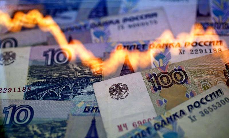 Рубль падает недостаточно быстро, чтобы спасти Резервный фонд РФ
