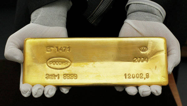 Золото растет в цене из-за удешевления доллара